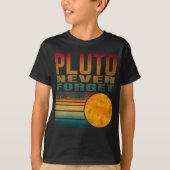 プルートを決して忘れないTシャツ Tシャツ (正面)