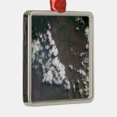 プルームはDRCのナイラゴーン火山から上昇する メタルオーナメント (右)