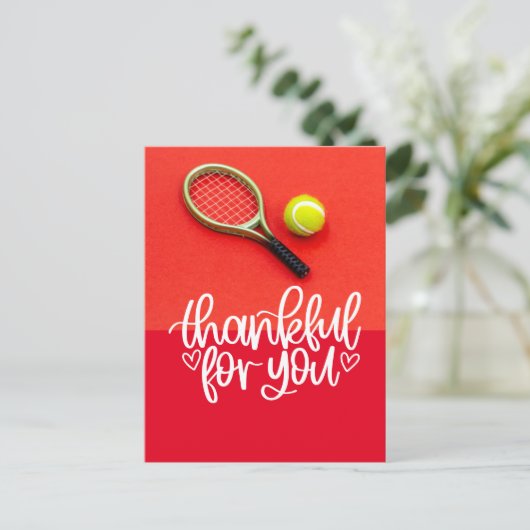 プレイヤー用に赤いコートとラケットとボールのあるテニス ポストカード (スタンド正面)