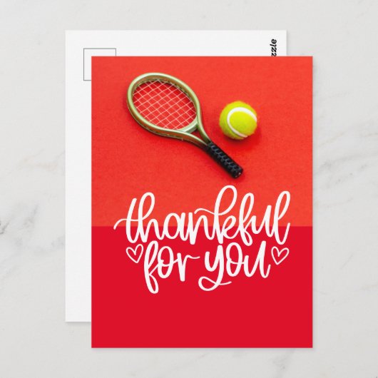 プレイヤー用に赤いコートとラケットとボールのあるテニス ポストカード (正面/裏面)