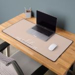 プレインクリームベージュタイポグラフィスクリプト デスクマット<br><div class="desc">Plain Cream BeigeタイポグラフィScript Desk Matでワークスペースを変革。このデスクスタイリッシュマットはソフトニュートラルなクリームベージュ色を採用し、シックで控えめな背景をデスクのセットアップに提供する。タイポグラフィスエレガントクリプトは、作業スペースを圧倒することなく、洗練と個性のtouchを追加する。</div>