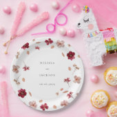 プレス加工された赤とピンクとクリーム色の花を使ったウェディングデザイン ペーパープレート (パーティー)