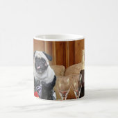 プレゼントおよびワインが付いているランジェリーのセクシーなパグ モーフィングマグカップ (中央)