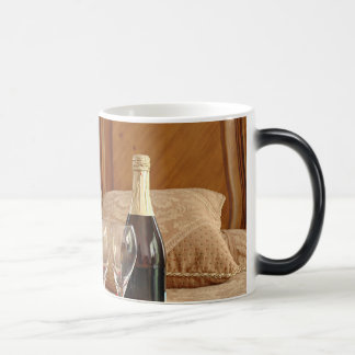 プレゼントおよびワインが付いているランジェリーのセクシーなパグ モーフィングマグカップ