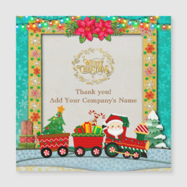 プレゼントとクリスマスツリーを乗せた列車のサンタクロース