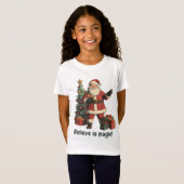 プレゼントとクリスマスツリーを持つサンタ Tシャツ (正面フル)