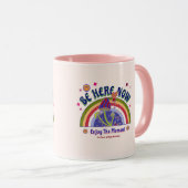 プレゼントにぴったりなマグカップ BE HERE NOW マグカップ (正面右)