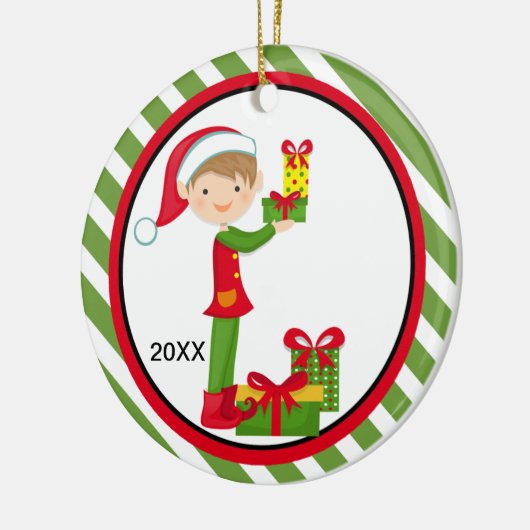 プレゼントのクリスマスのオーナメントを握っている小妖精や小人の男の子 セラミックオーナメント (左)
