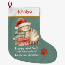 プレゼントの上に寝ている猫のクリスマス靴下 - あたたかくて快適