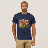 **プレゼントを奪い合うかわいい子猫たち - 楽しいクリスマス Tシャツ (正面フル)