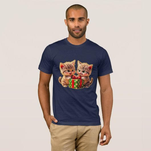 **プレゼントを奪い合うかわいい子猫たち - 楽しいクリスマス Tシャツ (正面フル)