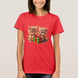 **プレゼントを奪い合うかわいい子猫たち - 楽しいクリスマス Tシャツ