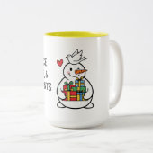 プレゼントを持った幸せな雪だるま ツートーンマグカップ (正面右)