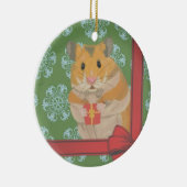 プレゼントを持っているかわいい小さなクリスマスハムスター セラミックオーナメント (右)