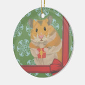 プレゼントを持っているかわいい小さなクリスマスハムスター セラミックオーナメント (左)