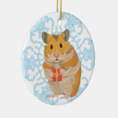プレゼントを持っているかわいい小さなクリスマスハムスター セラミックオーナメント (右)