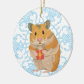 プレゼントを持っているかわいい小さなクリスマスハムスター セラミックオーナメント (左)
