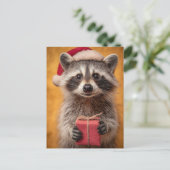 プレゼントを持つサンタハットに愛らしいアライグマ シーズンポストカード (スタンド正面)