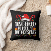 プレゼントを覗き見しそうな家族のクリスマス クッション (ブランケット)