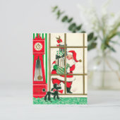プレゼント付きサンタクロースが窓を見ている ポストカード (スタンド正面)