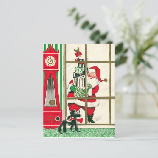 プレゼント付きサンタクロースが窓を見ている ポストカード (スタンド正面)