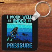 プレッシャースキューバダイビング海ダイバーで上手に働く キーホルダー (裏面)