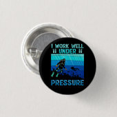 プレッシャースキューバダイビング海ダイバーで上手に働く 缶バッジ (正面&裏面)