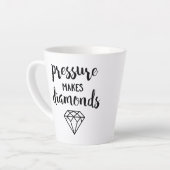 プレッシャーメイクダイヤモンド – スクリプトタイポグラフィ カフェラテマグ (左アングル)