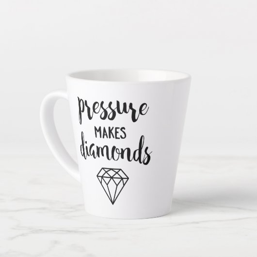プレッシャーメイクダイヤモンド – スクリプトタイポグラフィ カフェラテマグ (左アングル)