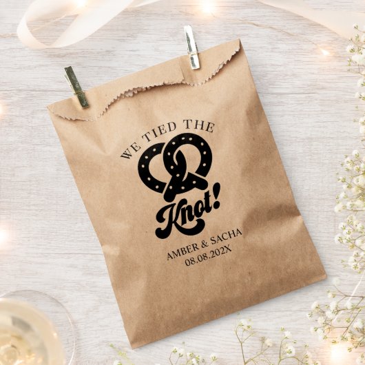 プレッツェルパーティーフェイバー抱き枕 フェイバーバッグ (クリップ留めされた状態)