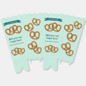 プレッツェルブレッドノット – おもしろいクランチスナック – 独自の文字 フェイバーボックス (見開き)