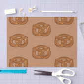 プレッツェル好きの塩辛い食べ物パンが輪形 薄葉紙 (クラフト)