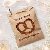 プレッツェル – ソフトブレッドノット – 2ラインカスタム文字 フェイバーバッグ (クリップ留めされた状態)