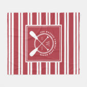 プレッピーで赤く白い湖の家のモノグラム フリースブランケット (正面(横))