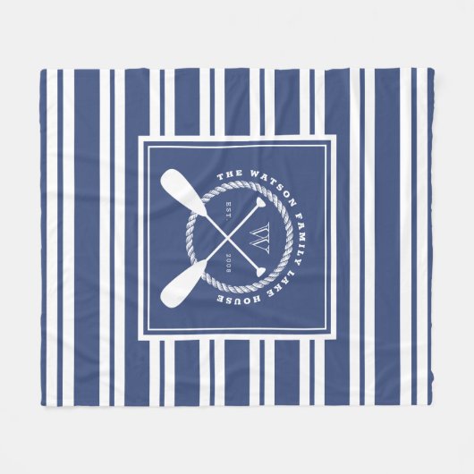 プレッピーで青く白い湖の家のモノグラム フリースブランケット (正面(横))
