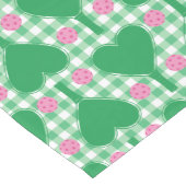 プレッピーなグリーンとピンクのウェディングギンガムピックルボール ミディアムテーブルランナー (コーナー)