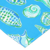 プレッピーなブルーの海辺の貝殻 テーブルクロス (アングル)