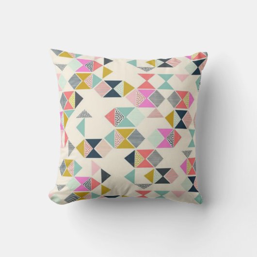 プレッピーな三角形 クッション (正面)
