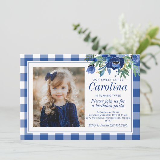 プレッピーな水彩ネイビーブルーの花柄ギンガム 招待状 (スタンド正面)