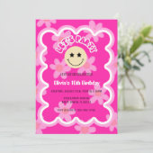 プレッピー ハッピー ピンク Y2K ハッピー フェイス パーティー 誕生日 招待状 (スタンド正面)