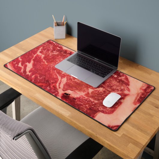 プレミアムな生の赤い肉 | 大理石模様のステーキ マクロ写真 デスクマット (オフィス2)