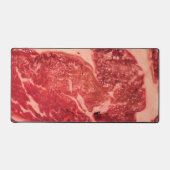プレミアムな生の赤い肉 | 大理石模様のステーキ マクロ写真 デスクマット (正面)