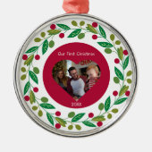 プレミアムオーナメント – 当社の初めてのクリスマス – 写真/日付 メタルオーナメント (正面)