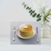 プレートにバターを積んだパンケーキのスタック ポストカード (スタンド正面)