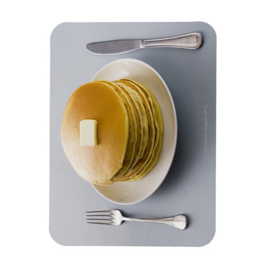 プレートにバターを積んだパンケーキのスタック マグネット (縦)