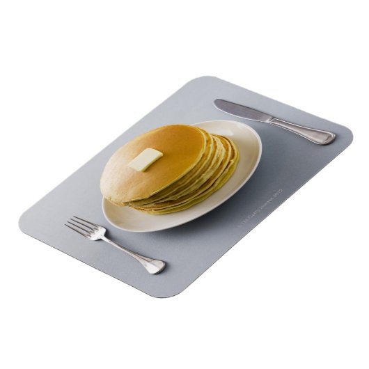 プレートにバターを積んだパンケーキのスタック マグネット (左側)