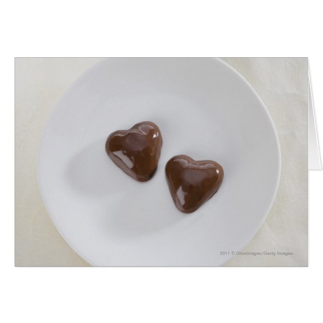プレートのハート形のチョコレート・キャンディ (正面横)