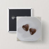 プレートのハート形のチョコレート・キャンディ 缶バッジ (正面&裏面)