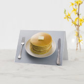 プレートのバターが付いているパンケーキの積み重ね カード (黄色い花)