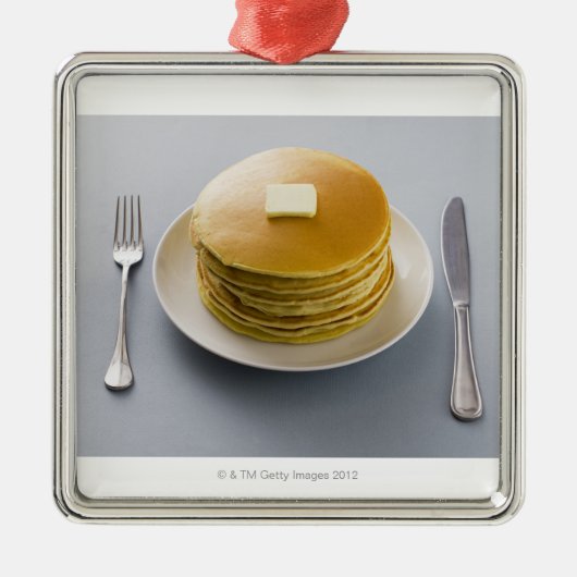 プレートのバターが付いているパンケーキの積み重ね メタルオーナメント (正面)